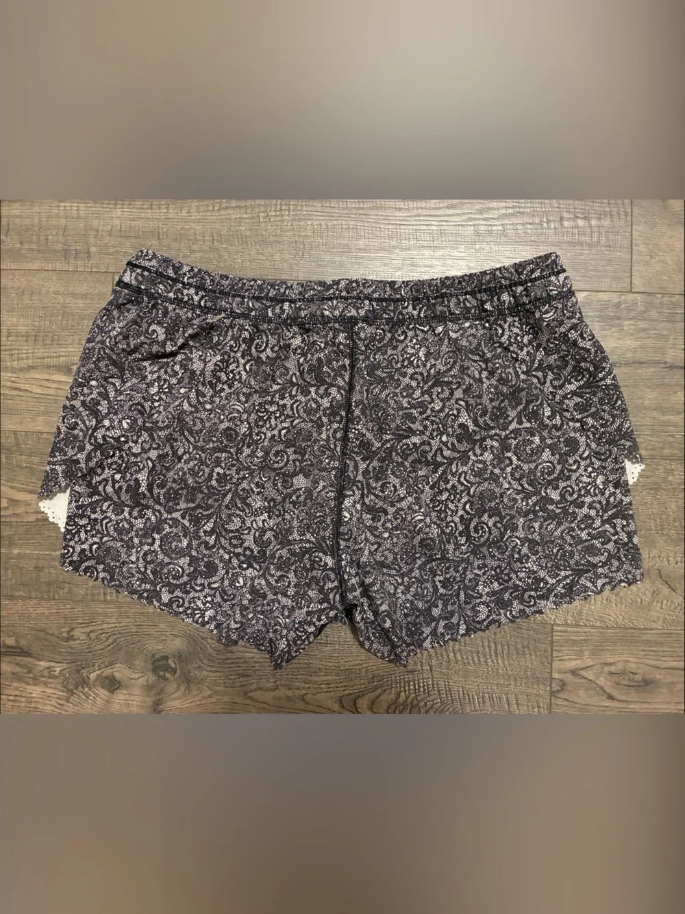 Lululemon Hit It Short 3.5” - Color: Mini Cinder Lace White Black - Size: 10 EUC